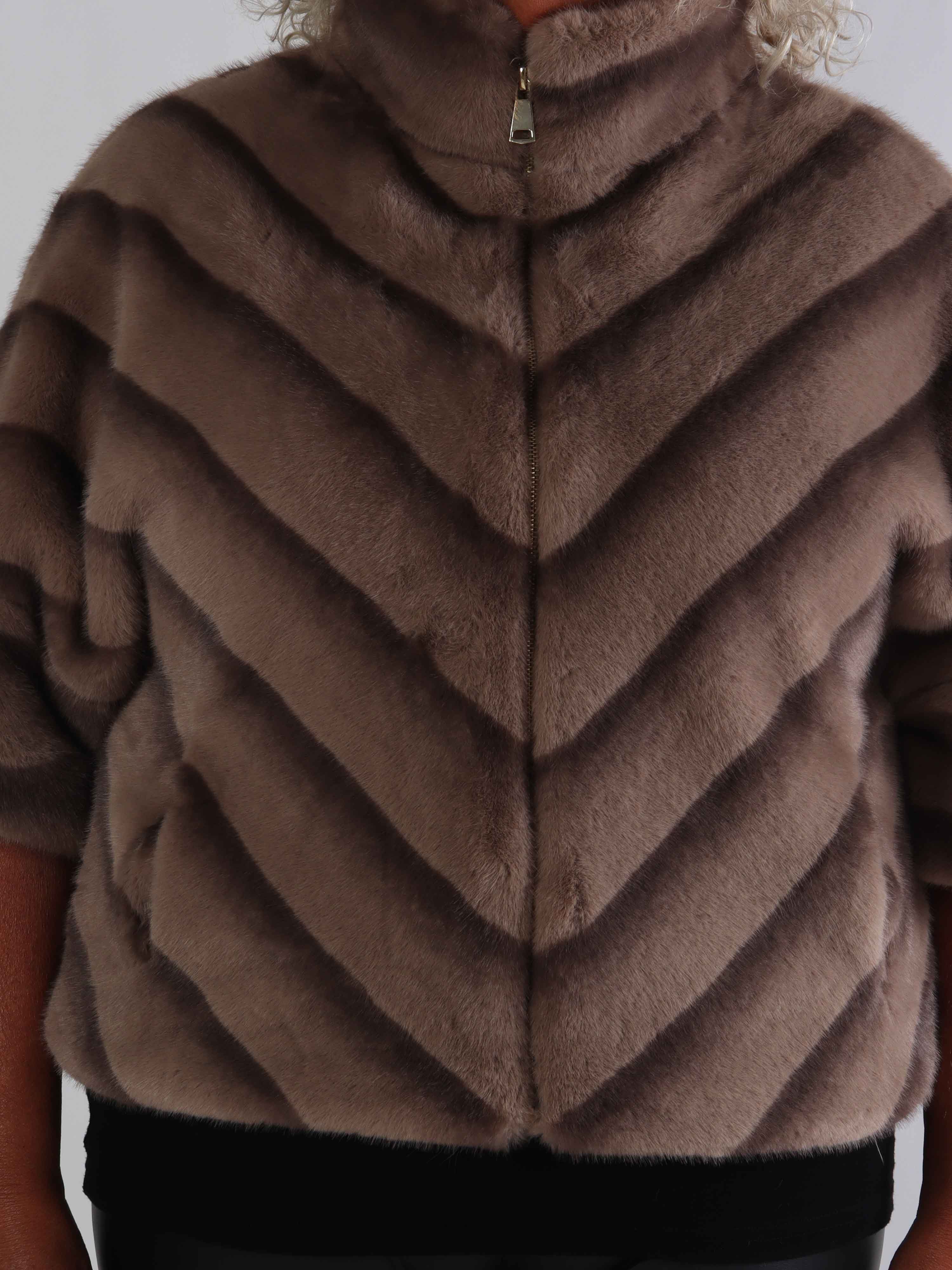 Torrey - Elegant plus size fuskpälsjacka i ljusbeige med 3/4 ärmar